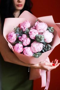9 розовых пионов