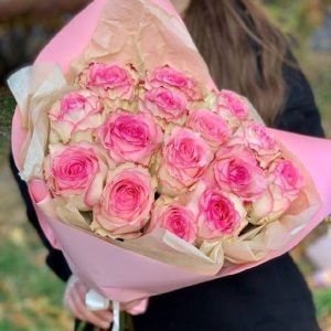 15 розовых роз