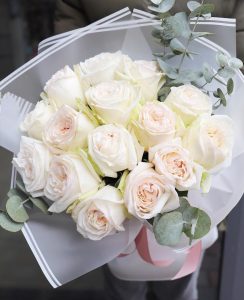 15 пионовидных роз с эвкалиптом