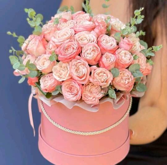 Кустовые розы в коробке Кустовые розы в коробке