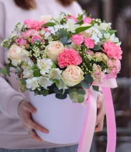 Коробка роз с альстромериями и диантусами