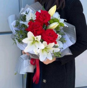 Букет с лилиями